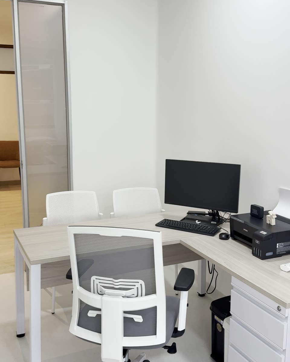 Escritorio de consulta con computador